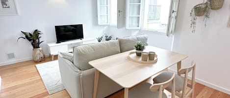 Departamento Confort | Área de sala de estar | Smart TV de 40 pulgadas con canales por cable y Netflix