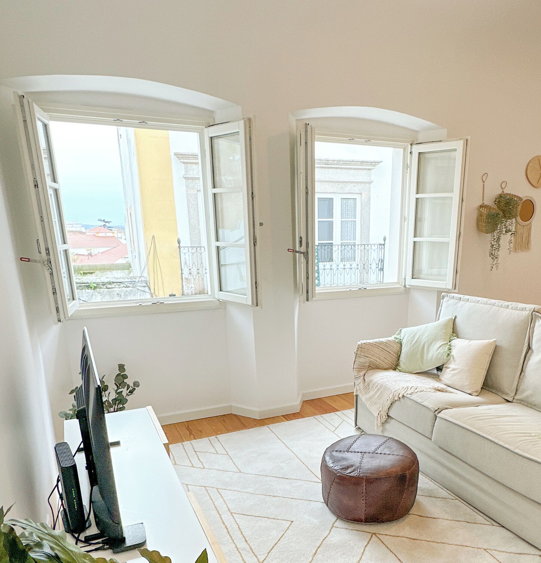 Comfort appartement | Woonruimte | Een 40-inch smart-tv met kabelzenders, Netflix en streamingdiensten