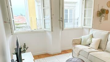 Apartemen Comfort | Area keluarga | Smart TV 40-inci dengan saluran TV kabel, Netflix, dan layanan streaming