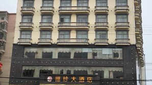 Un hotel de varios pisos con balcones en cada planta.