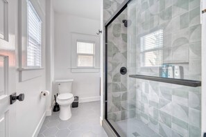 Douche, sèche-cheveux, serviettes fournies