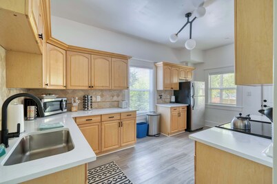 Soul District Mansion - Food Carts & Local Shops