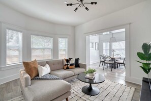 TV, offices - 3BR • Sleeps 8 • Perfect for Groups • Renovated (Portland)