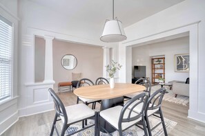 Dining - 3BR • Sleeps 8 • Perfect for Groups • Renovated (Portland)
