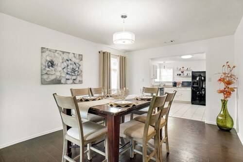 Charming King Bed House Centrally Located with Fast WiFi