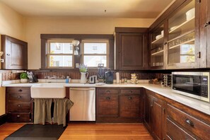 Fridge, microwave, oven, stovetop - Spacious Group Retreat - 5BR - Sleeps 12 (Portland)