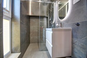 Appartement Confort, vue sur le parc | Salle de bain | Séchoir à cheveux, serviettes fournies, savon