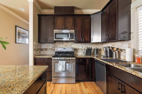 Luxury Home • Great Location • 4BR • Sleeps 12