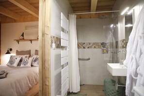 Douche, séchoir à cheveux, peignoirs, pantoufles