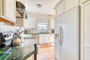 ثلاجة، ميكروويف، فرن، موقد طهي مسطح