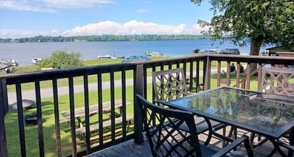 LAKEFRONT COTTAGE #1 - PRINCE EDWARD COUNTY - LAKE CONSECON RESORT