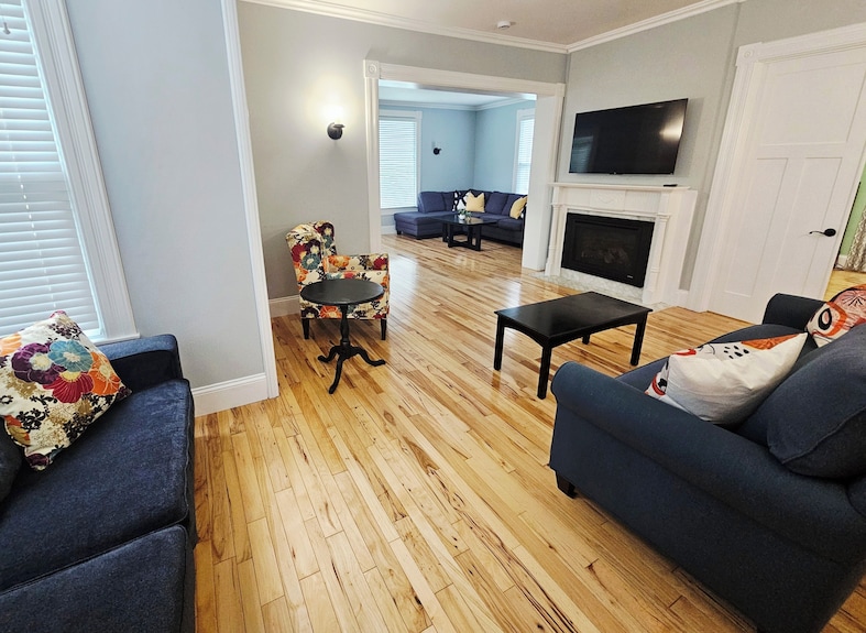 Downtown-ultimate Fam & Friend Getaway! Arcade Gameroom- Basketball Court - Wisconsin Dells, WI