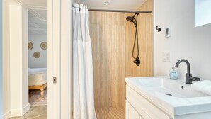 Dusche, Haartrockner, Handtücher, Toilettenpapier