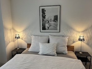 1 bedroom, desk, free WiFi, bed sheets - Excellent connections to the trade fair, cathedral and old town by public transport, yet in a very quiet location  (Köln)