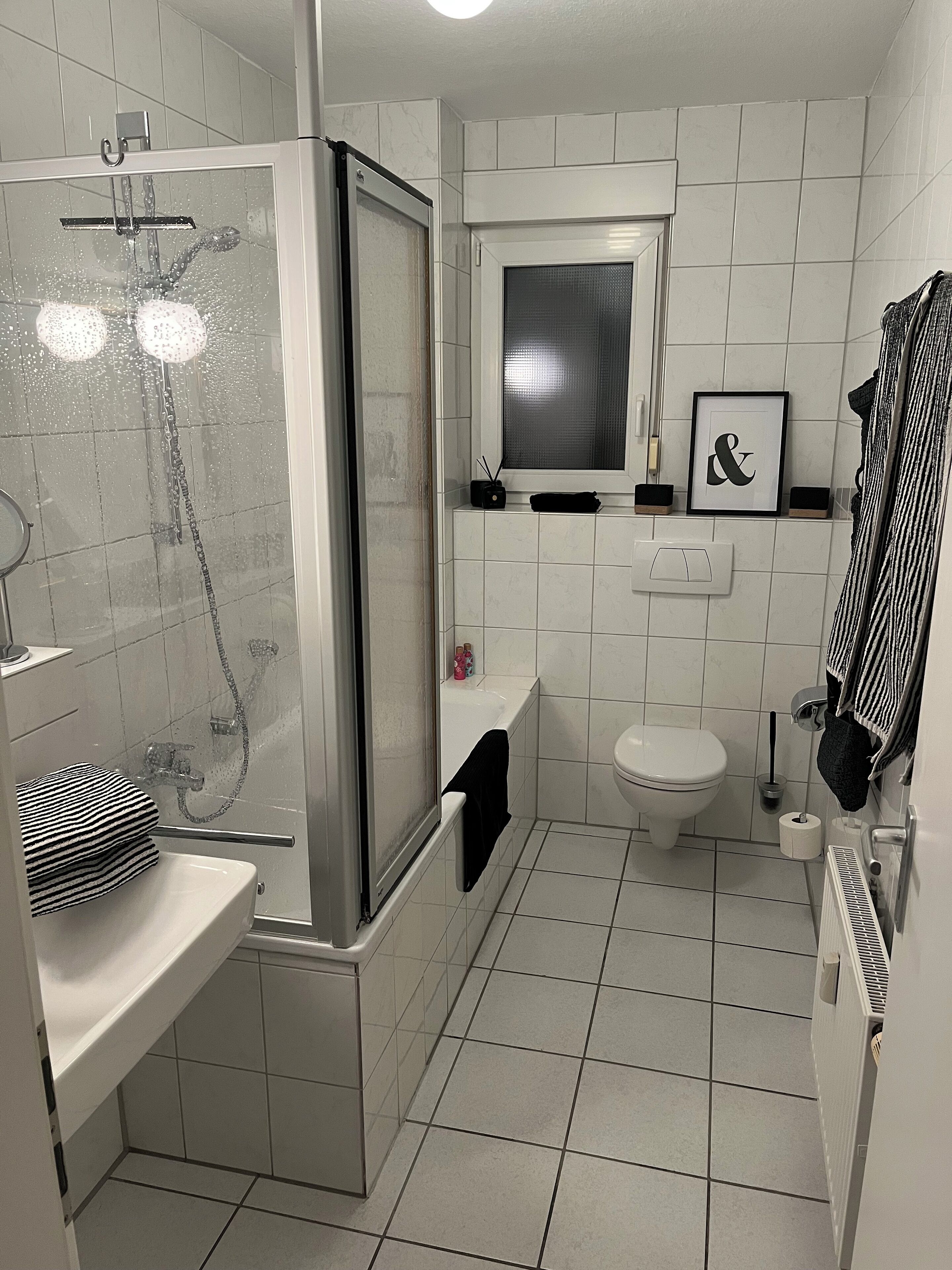 Haartrockner, Handtücher, Seife, Shampoo