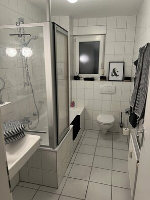 Haartrockner, Handtücher, Seife, Shampoo