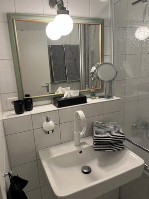 Hair dryer, towels, soap, shampoo - Excellent connections to the trade fair, cathedral and old town by public transport, yet in a very quiet location  (Köln)