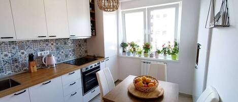 Fridge, microwave, oven, stovetop