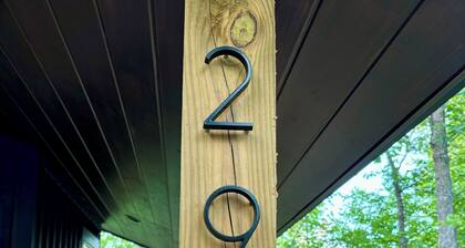 Limestone Ridge- 2-bedroom, A-frame cabin in the Gorge with AC, WiFi, hot tub