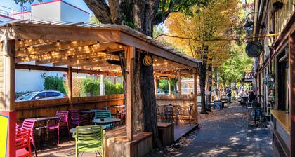 Retro Hideaway • Trendy Location • 2BR • Sleeps 4