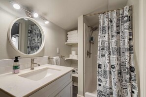 Een douche, een haardroger, handdoeken, shampoo