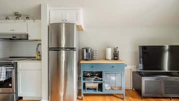 Fridge, oven, stovetop, coffee/tea maker