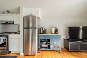 Fridge, microwave, oven, stovetop - Top-Floor Hideout - Best Location - 2BR - 4 Guests (Portland)