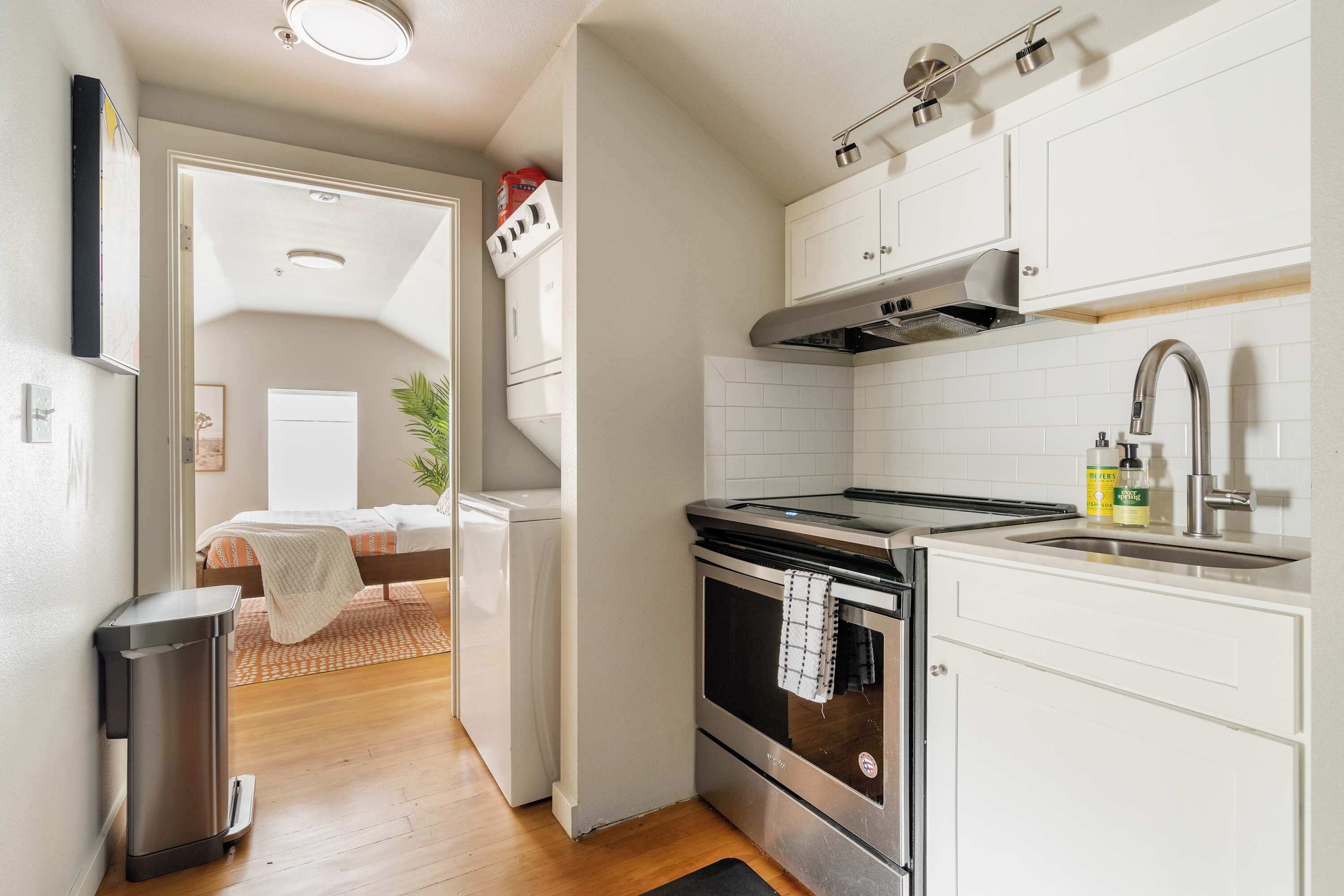 Fridge, oven, stovetop, coffee/tea maker