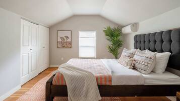 2 slaapkamers, een strijkplank/strijkijzer, reisbedje, wifi