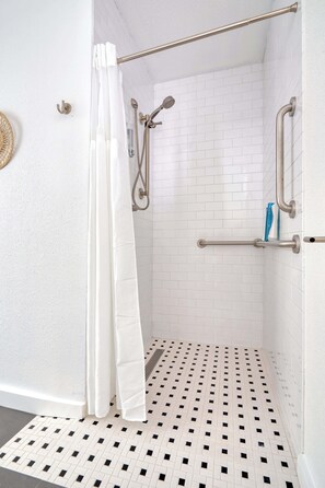 Douche, séchoir à cheveux, serviettes fournies, shampooing