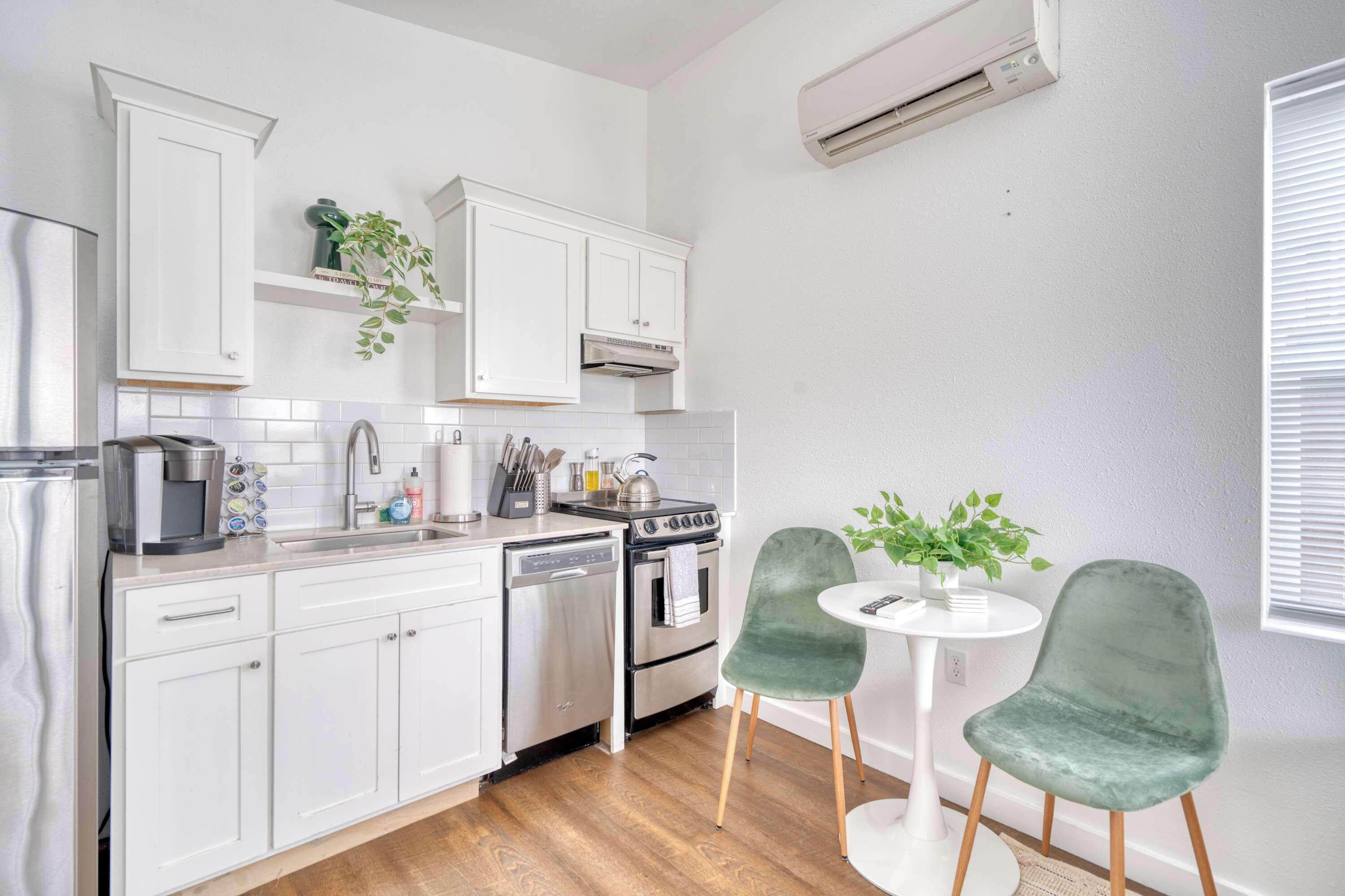 Fridge, oven, stovetop, dishwasher