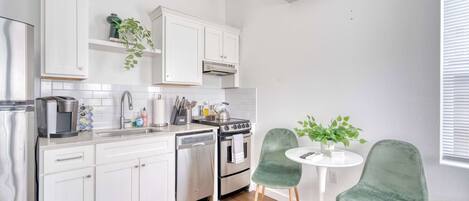 Fridge, oven, stovetop, dishwasher