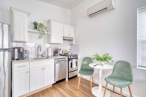 Frigorífico, horno, placa de cocina y lavavajillas