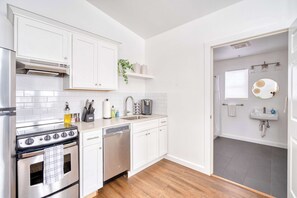 Fridge, oven, stovetop, dishwasher