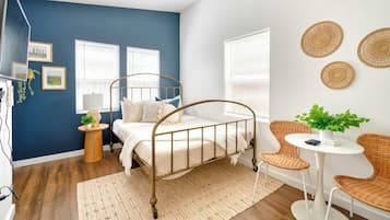 Tabla de planchar con plancha, cuna de viaje, wifi y ropa de cama