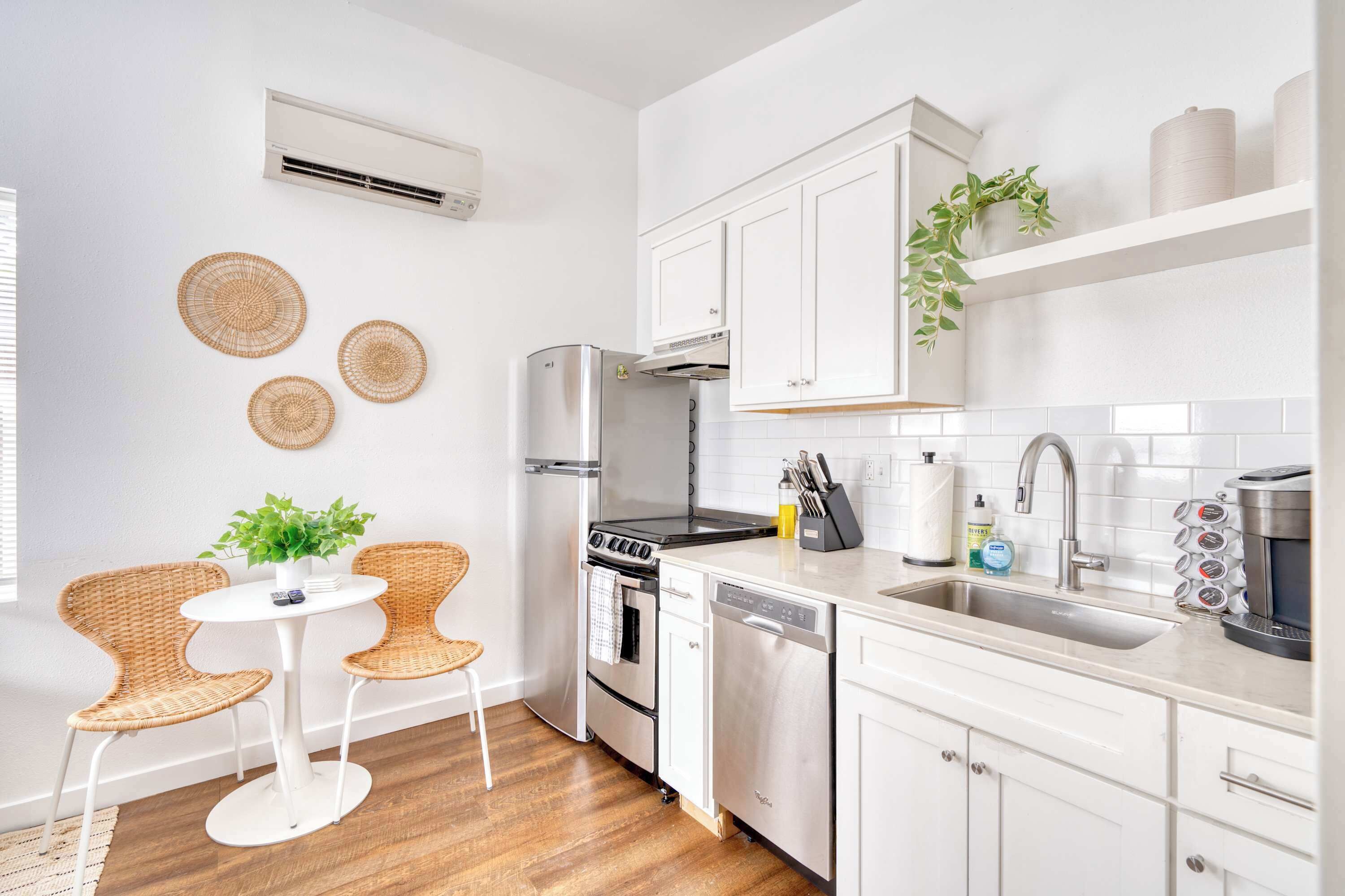 冷蔵庫、オーブン、コンロ、食器洗い機