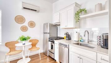 Een koelkast, een oven, een kookplaat, een vaatwasser