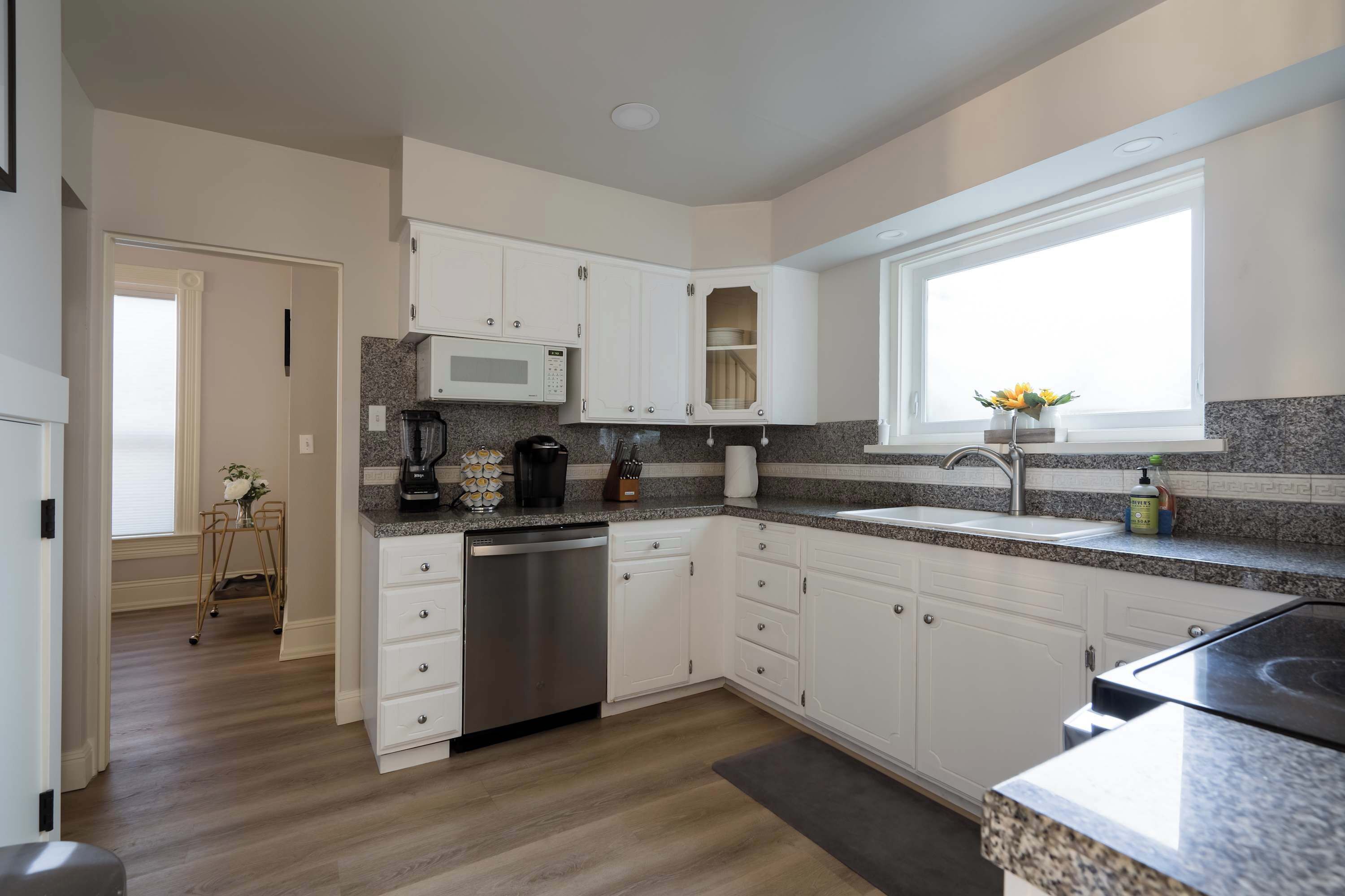 Refrigerador, lavavajillas, cafetera y tetera y utensilios de cocina 