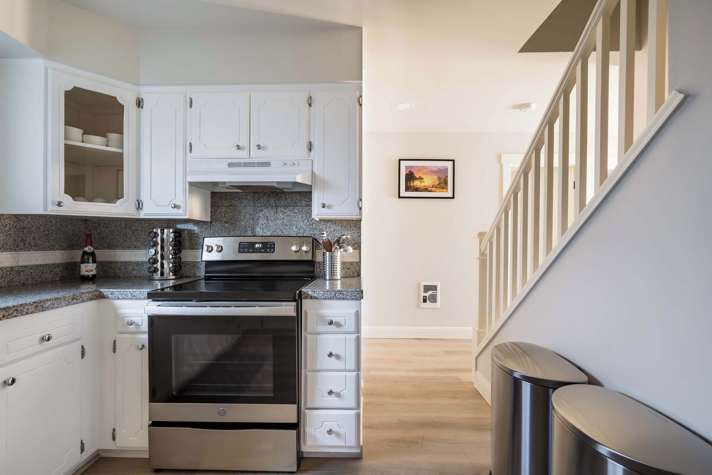 Refrigerador, lavavajillas, cafetera y tetera y utensilios de cocina 