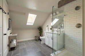 Shower, hair dryer, towels, shampoo - 3BR - Sleeps 8 - Prime NW Location - 99 WalkScore (Portland)