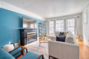 Televisie, boeken en een kantoor