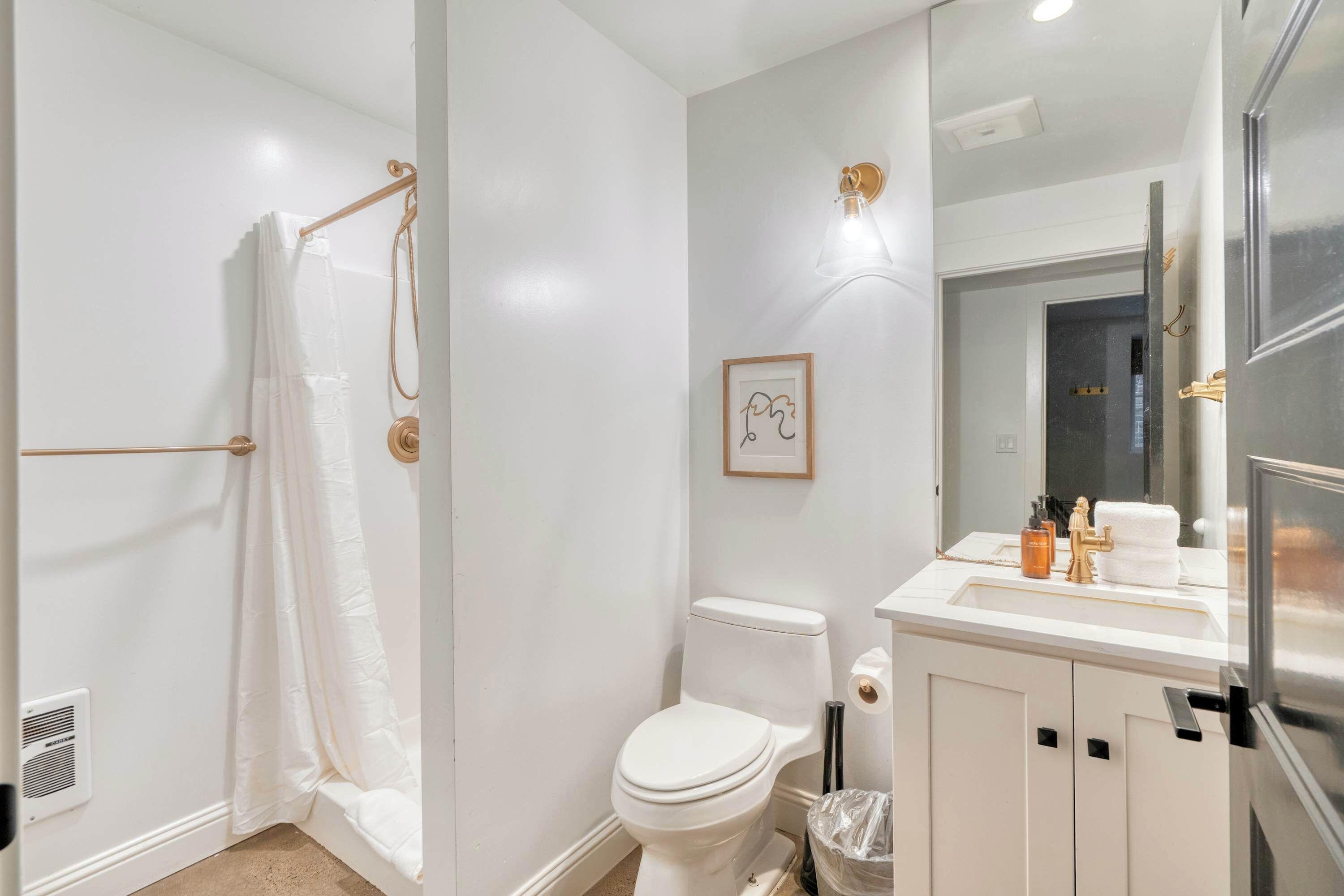 Douche, séchoir à cheveux, serviettes fournies, shampooing