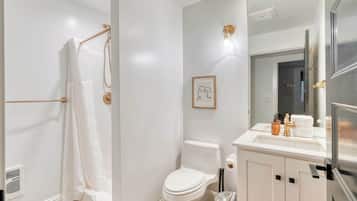 Douche, séchoir à cheveux, serviettes fournies, shampooing