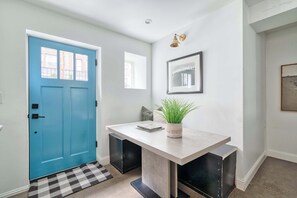 Interior - 1906 3BR Retreat • NW 23rd Boutiques & Eats (Portland)