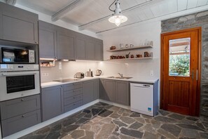 Frigorifero, forno, piano cottura, lavastoviglie