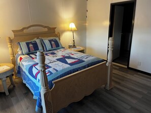 3 bedrooms, iron/ironing board, WiFi, bed sheets - Cozy 3-bedroom mobile home in tranquil Clayton, Free Boat Tour 5 Days+ (Clayton)