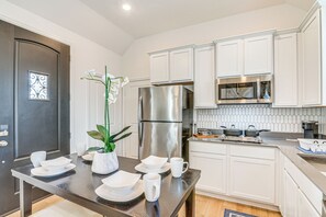 Réfrigérateur, micro-ondes, lave-vaisselle, cafetière/bouilloire