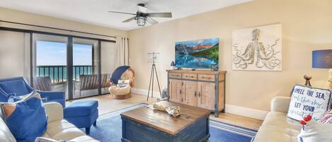 Een smart-tv en een computerscherm