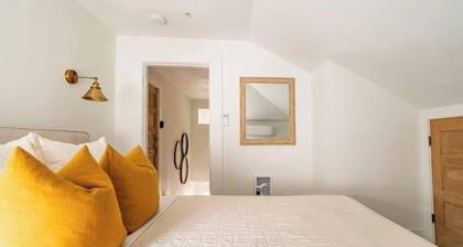 Historic 6BR - Walk to NW Shops - Sleeps 12