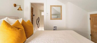 Historic 6BR - Walk to NW Shops - Sleeps 12